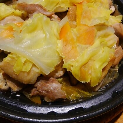 初タジン鍋です。野菜とお肉の旨みが凝縮された感じ！私も今さらながらハマりそう。美味しいレシピありがとう。